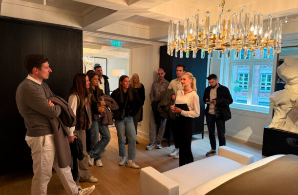 Teilnehmende des Alliance Future Camps bei einer Führung durch einen Möbel-Showroom in München.