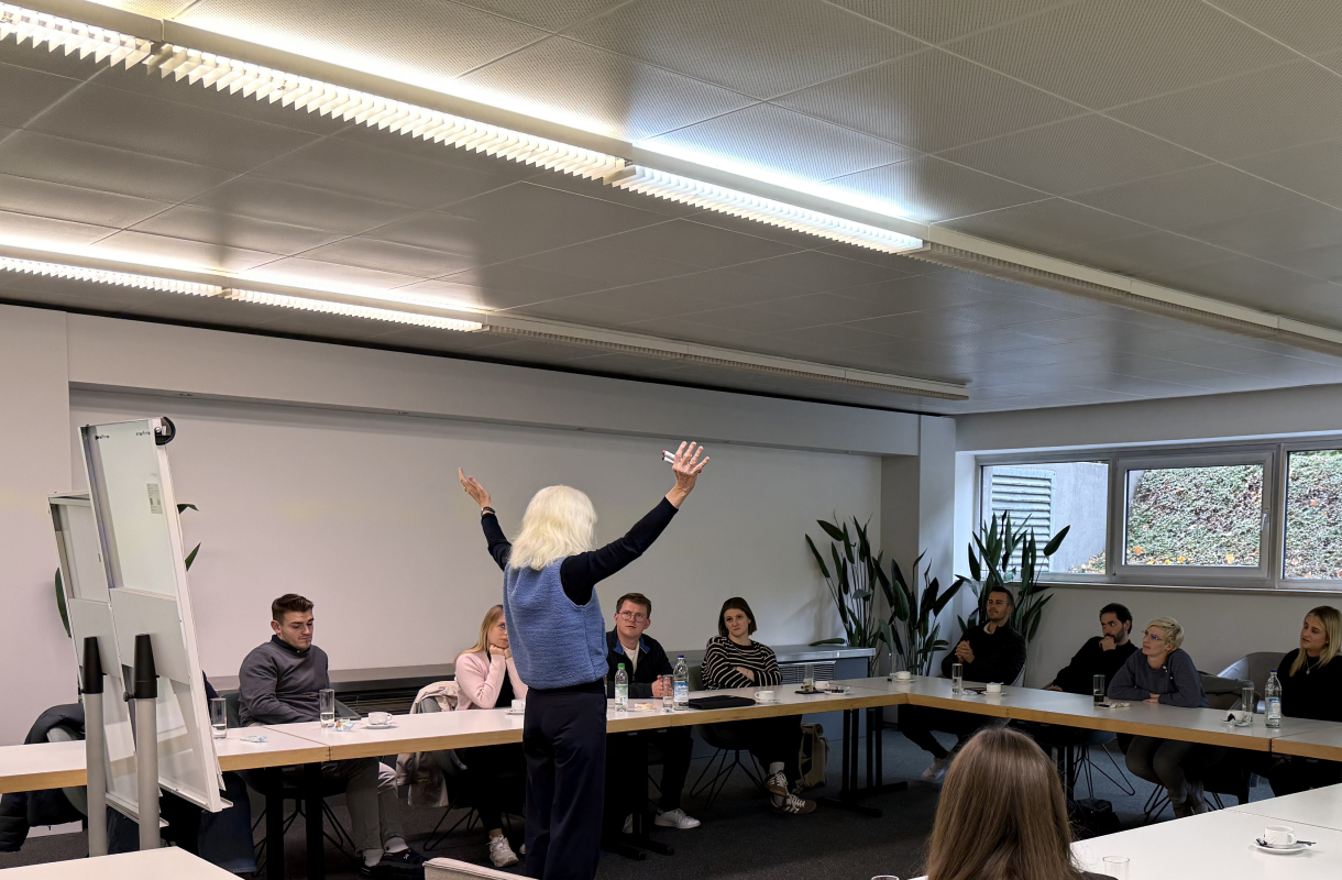 Workshop mit einer Vortragenden und Teilnehmenden beim gemeinsamen Austausch im Seminarraum.